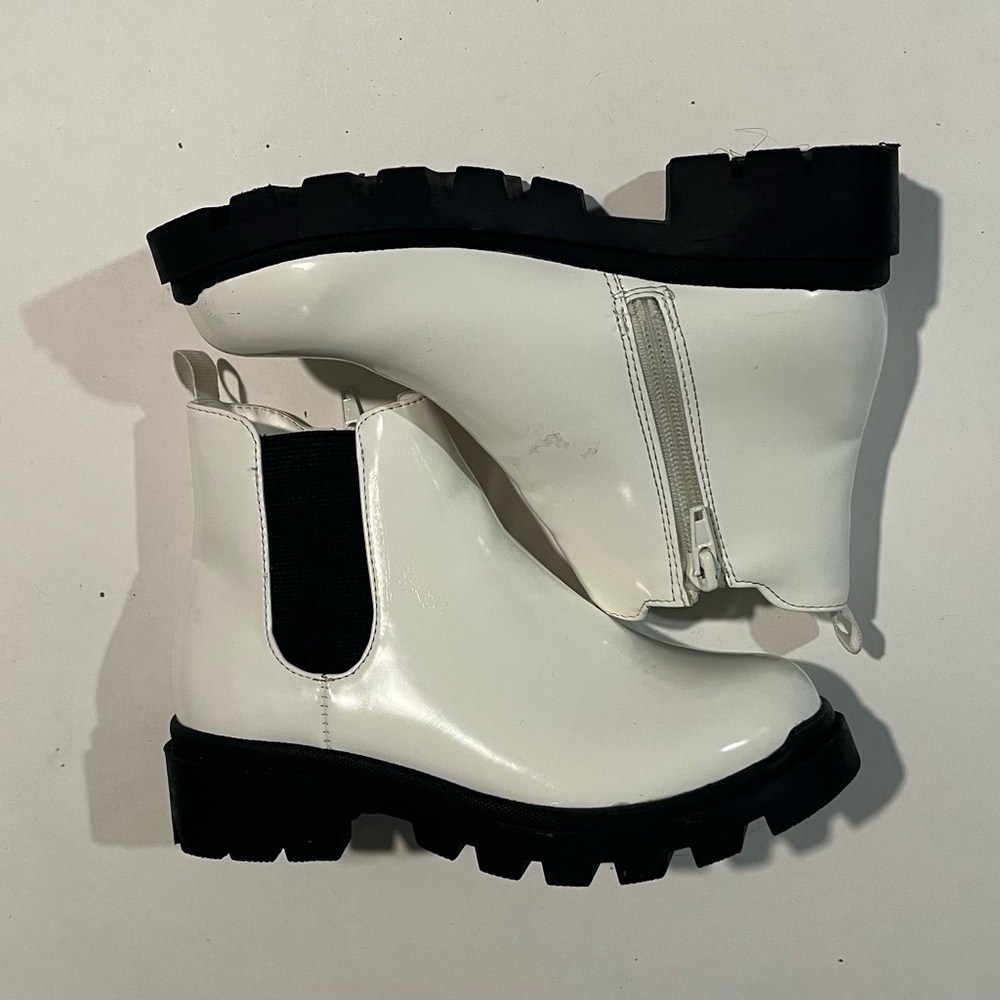 Steve Madden White and Black Sandals - Picture 6 of 11